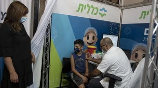 Israele, cosa sta accadendo dopo la terza dose di vaccino: adesso come la mettiamo? 
