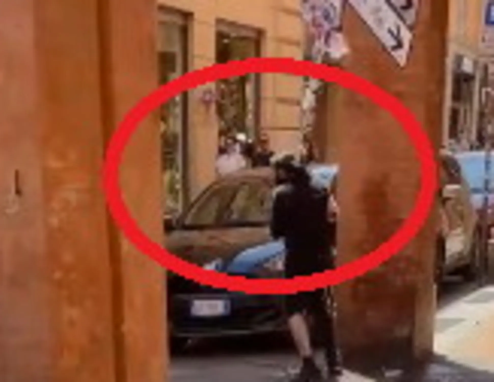 Leggi l'articolo: Sradica un cartello stradale e semina il panico: orrore del romeno <span style="color: rgb(153, 0, 0);">Video</span>