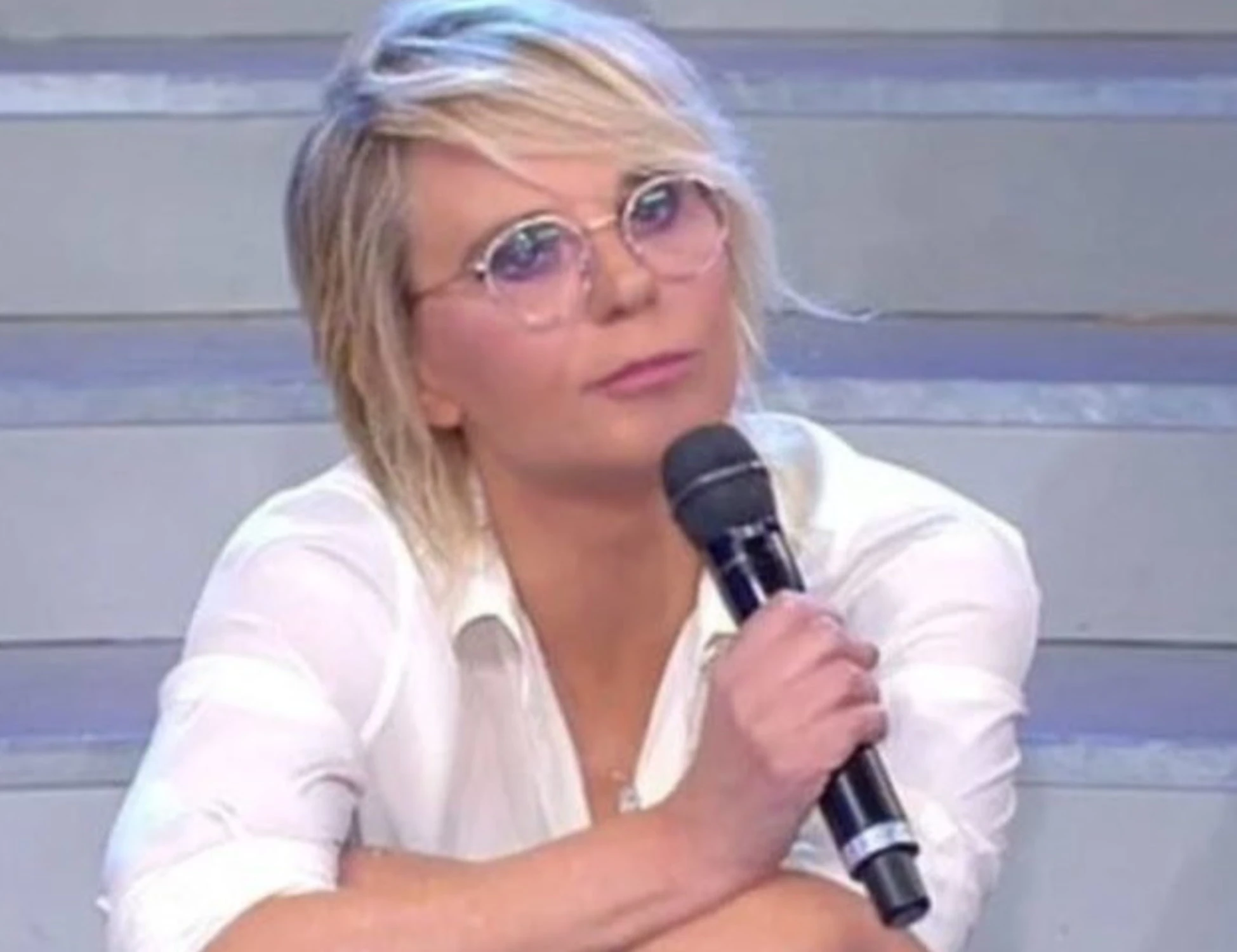 Uomini e donne, De Filippi bacchetta Giovanni: "Ti dovrebbero dire che sei uno str*nzo"