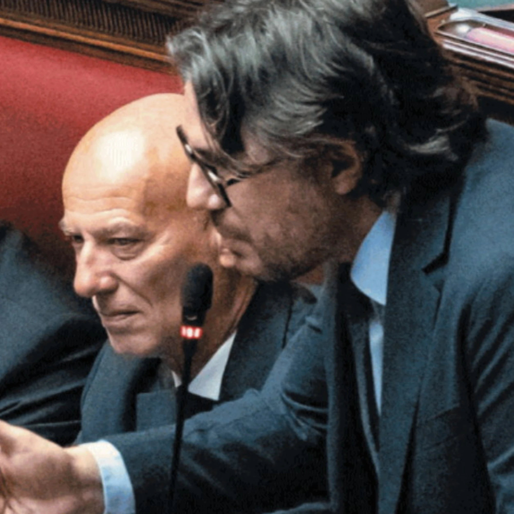 A destra comanda una donna e la sinistra non lo digerisce