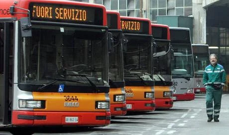 Autista del bus litiga con la moglie,fa scendere i passeggeri e se ne va