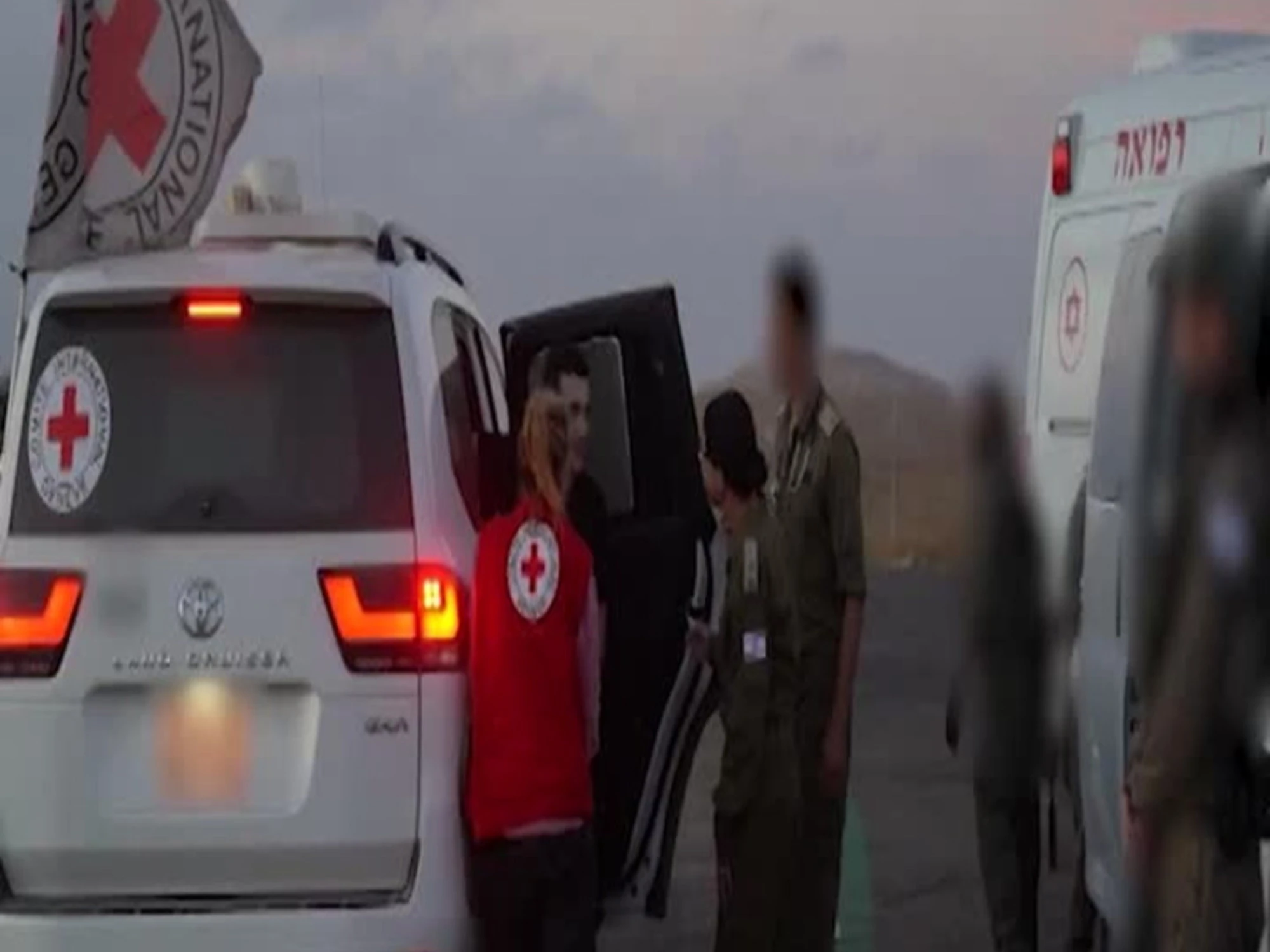 Israele, liberato l'ostaggio Edan Alexander: l'abbraccio con la famiglia