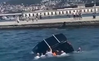 Auto precipita in mare, il gesto eroico dei militari: il video fa il giro del mondo