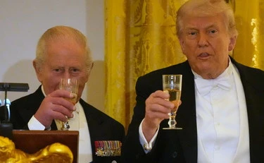 Dio salvi re Carlo d'Inghilterra: con l'ironia conquista l'America