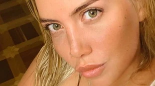 Wanda Nara, la foto della buonanotte è bollente: reggiseno trasparente e seno incontenibile, si vede tutto
