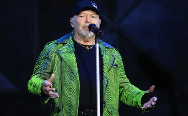 Vasco Rossi, insulti al governo sulla droga. FdI: "Venga a visitare San Patrignano"