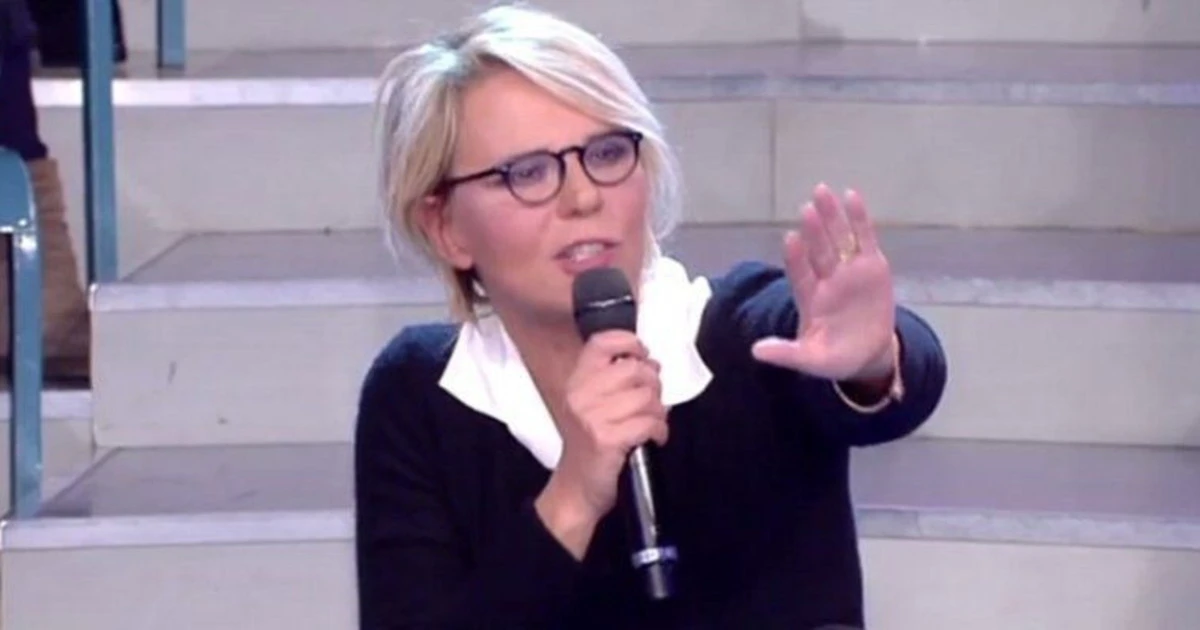 Uomini e Donne, De Filippi senza precedenti: "Ora parlo io". Massacrato il cavaliere, la vergogna contro una ragazza