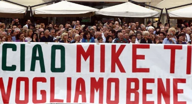 Diecimila per l'addio a Mike
