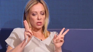 Giorgia Meloni, il violento attacco del quotidiano di De Benedetti: "Danni irreparabili all'umanità. Lei la leader più estremista"