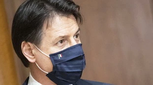 Giuseppe Conte, Franco Bechis e le mascherine firmate: "Ha mandato un suo segretario ad acquistarle, costano ben 30 euro l'una"