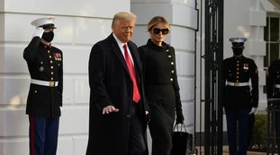 Melania Trump, schiaffoni alla miseria: l'addio alla Casa Bianca vestita così. Quanto ha speso: cifra inimmaginabile