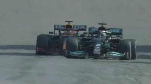 Gp Brasile, vittoria leggendaria di Lewis Hamilton: si mangia Verstappen, mondiale riaperto. Una F1 da urlo