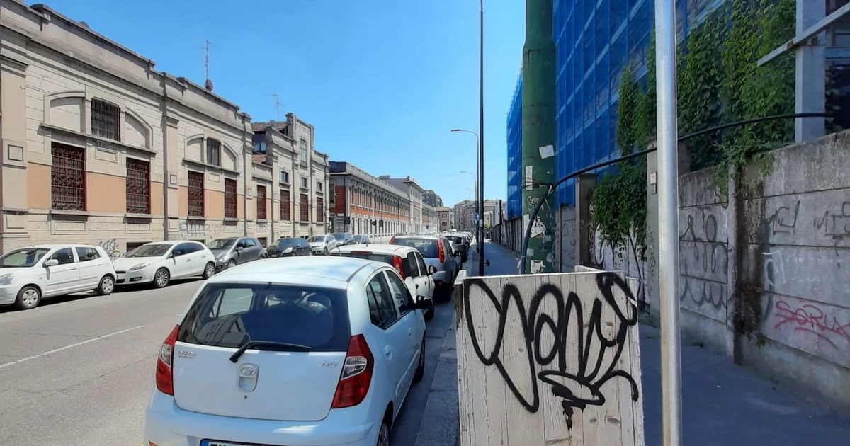 Milano, Beppe Sala toglie i posti auto ai cittadini per darli alle auto blu del Comune