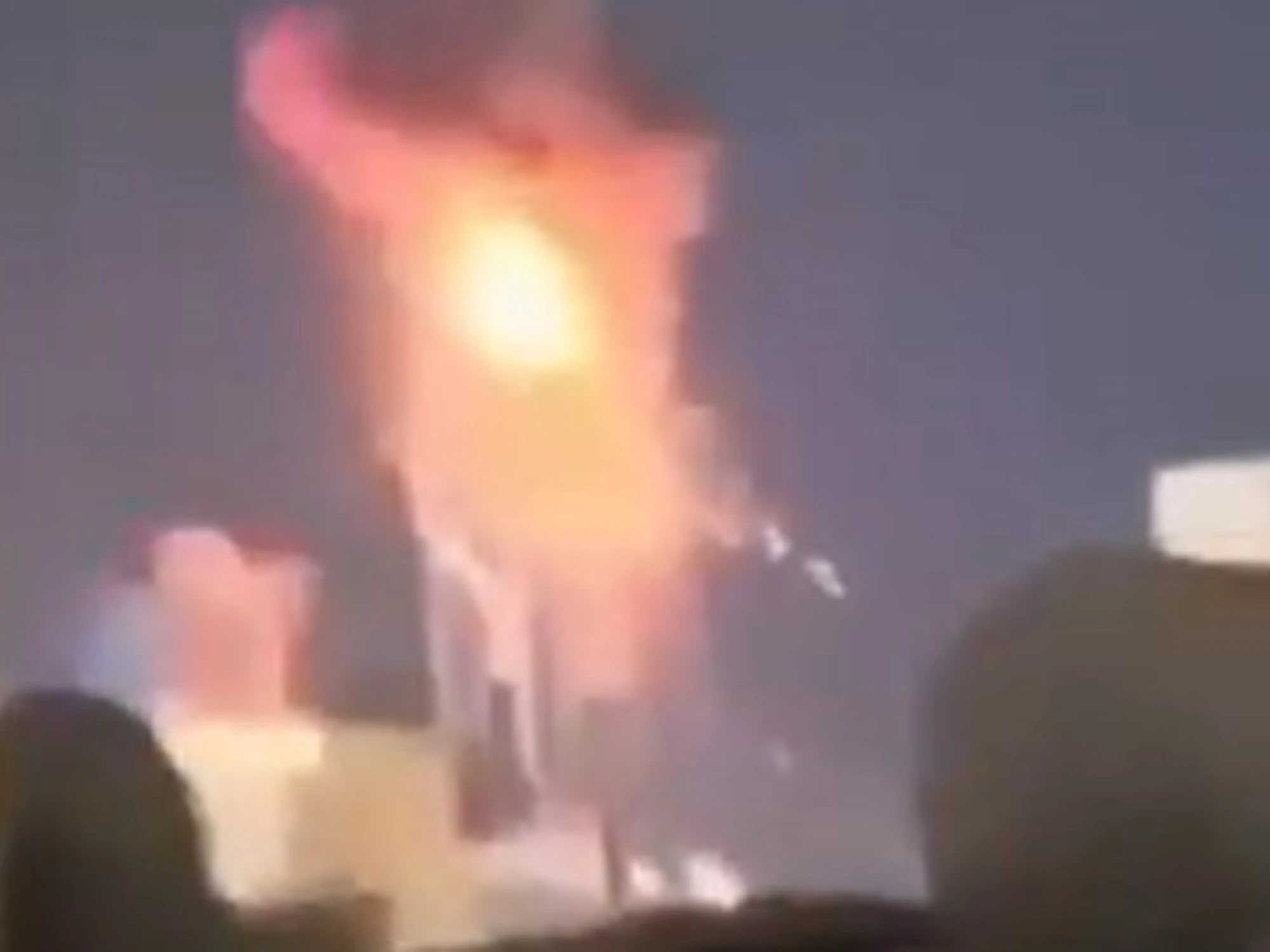 Dubai, colpito il grattacielo: inferno di fiamme, il video-choc del raid