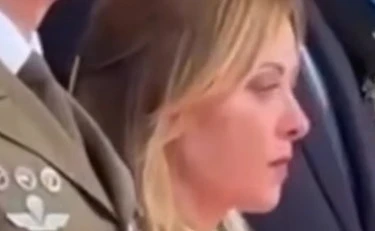 Giorgia Meloni, suonano l'Inno di Mameli e lei piange: italiana vera tra i carabinieri