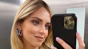 Chiara Ferragni, "ricordatevi che i corpi perfetti...". Com'è oggi a un mese dal parto: pioggia di critiche