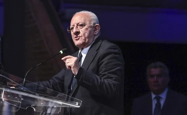 Vincenzo De Luca querelato da Cirielli di FdI: "Accusa infamante alla mia compagna"