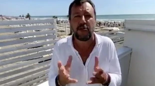 Matteo Salvini, migranti e sbarchi: "Lamorgese allo sbando, vado a processo a testa alta a differenza loro, complici dell'invasione"