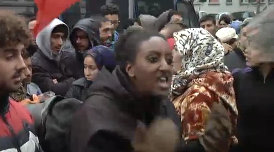 Milano, l'attivista insulta il poliziotto: "Non capisci un c... Servo del potere, morirai infelice"