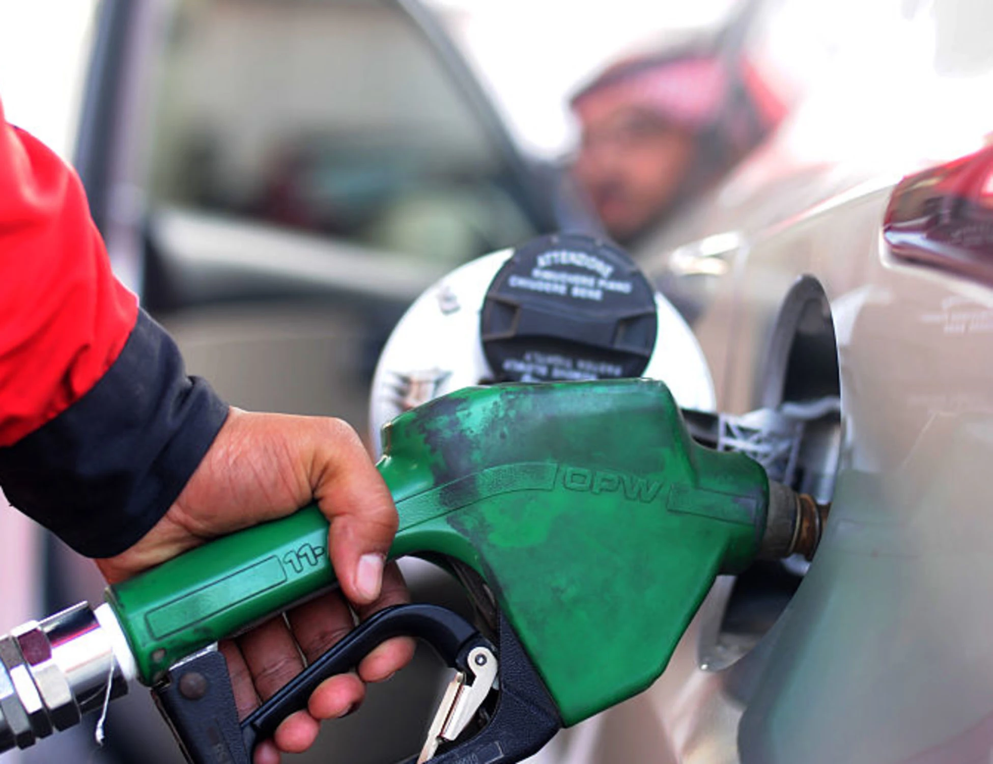Benzina, ecco la truffa dell'"anello d'oro": l'ultimo raggiro per fregarti