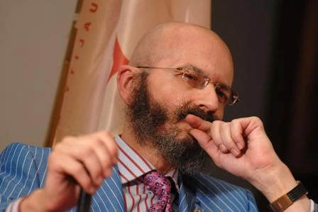 Giannino, le mille contraddizioni del montiano che consegnerà l'Italia alla sinistra