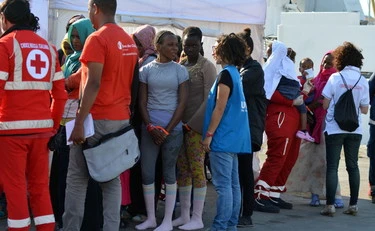 Svizzera, il referendum per limitare gli immigrati: una bomba nel cuore dell'Europa
