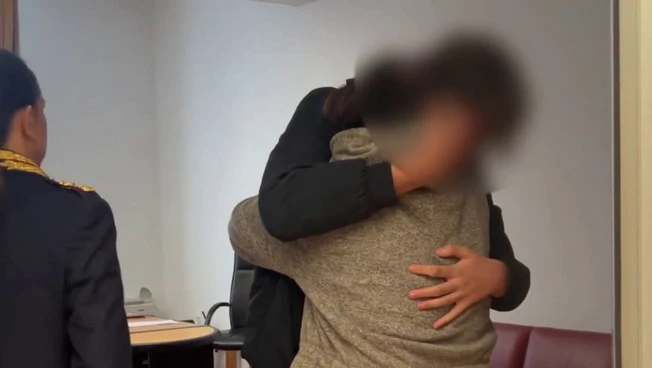 Il 14enne scomparso nel Veronese riaffidato alla madre, l'abbraccio commovente