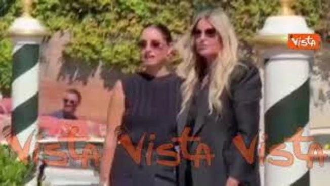 Venezia 83, Matilde Gioli e Tiziana Rocca arrivano al Lido per la Mostra del Cinema