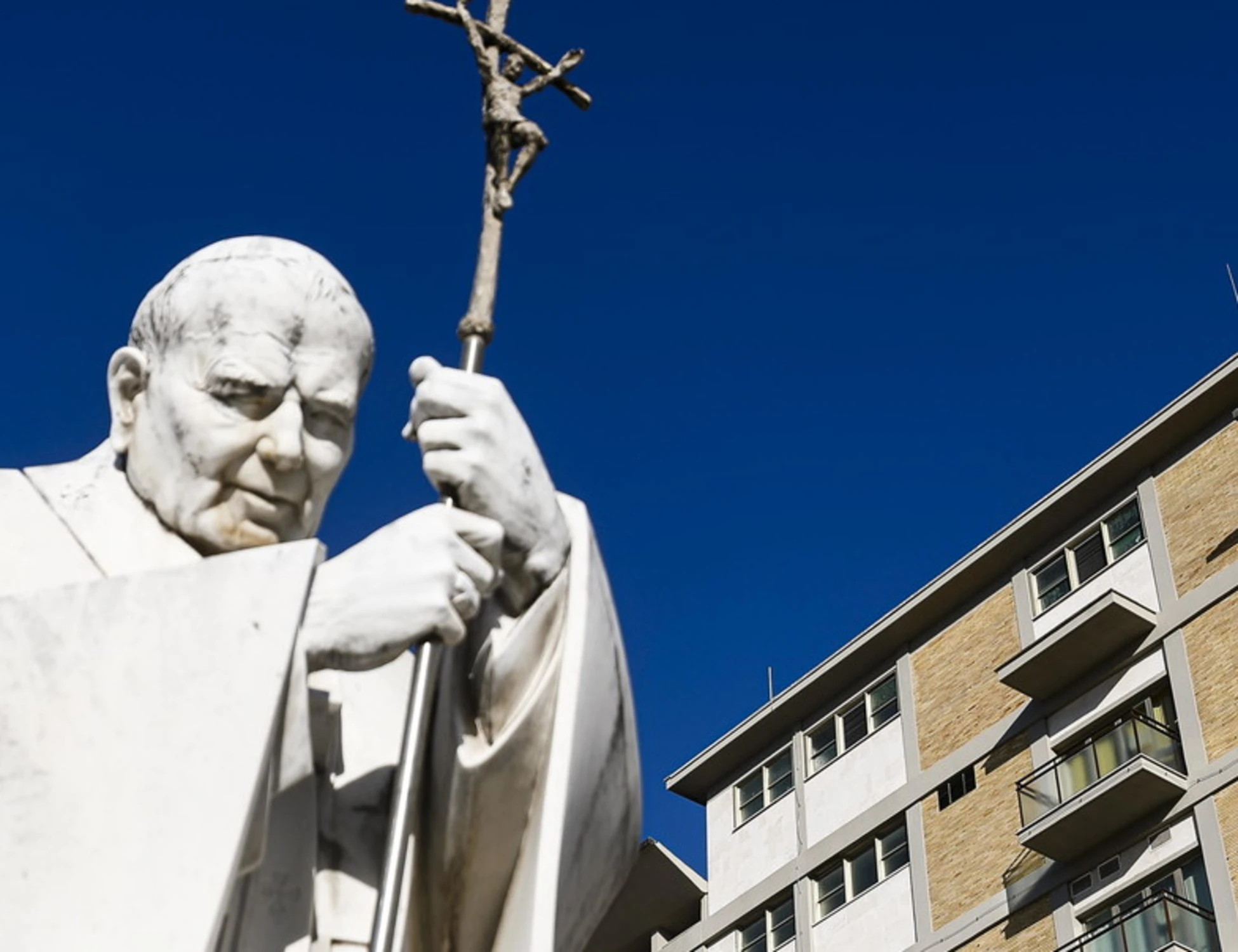 Leone XIV arrivato al Gemelli: "Quando lo operano". Parolin: "Un fulmine a ciel sereno"