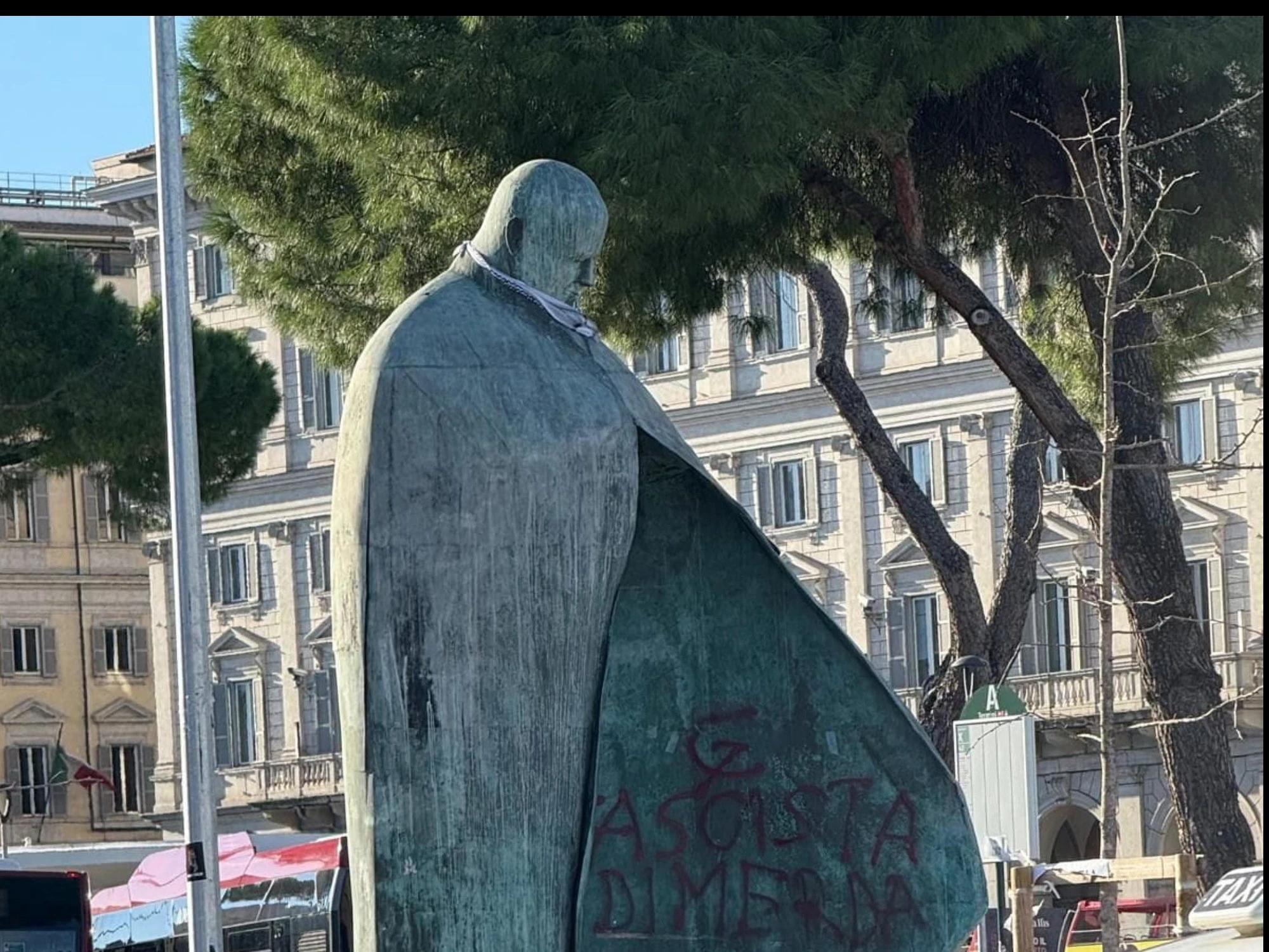 Pro-Pal, orrore a Roma: vandalizzata con falce e martello la statua di Papa Wojtyla