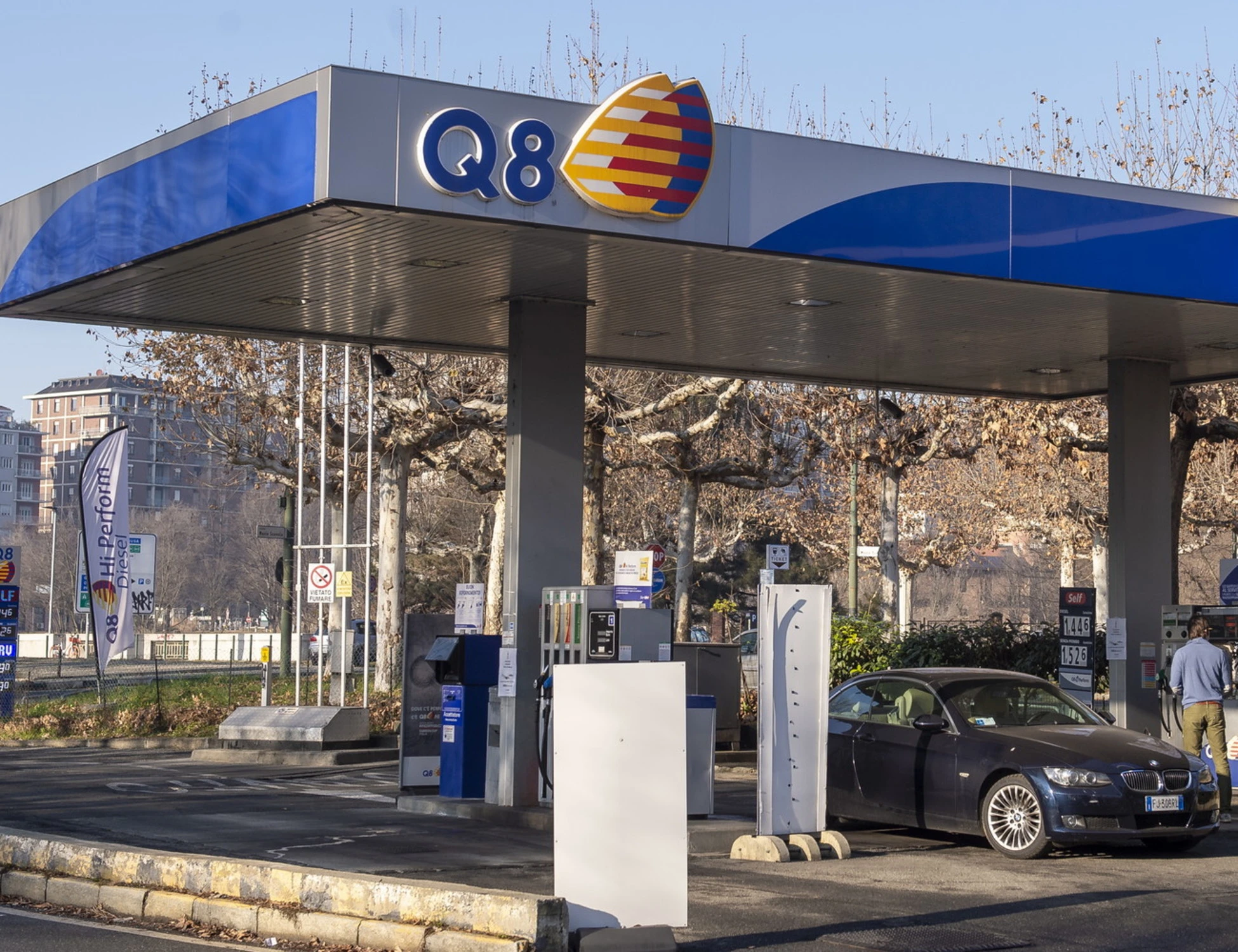 Carburanti, anche Q8 abbassa il prezzo di benzina e gasolio: "Accogliamo l'invito del governo"
