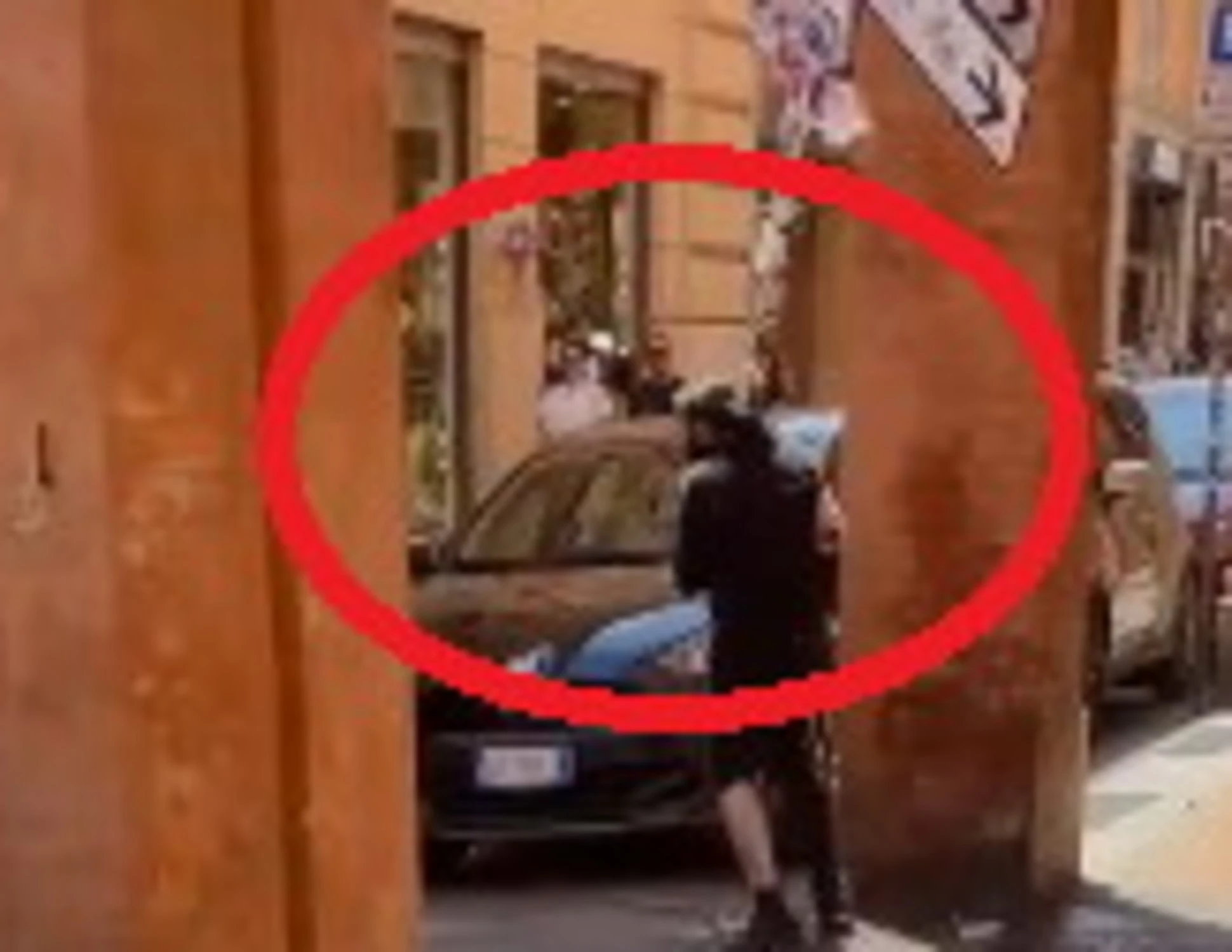 Bologna, 35enne romeno sradica un cartello stradale e semina il panico in pieno centro