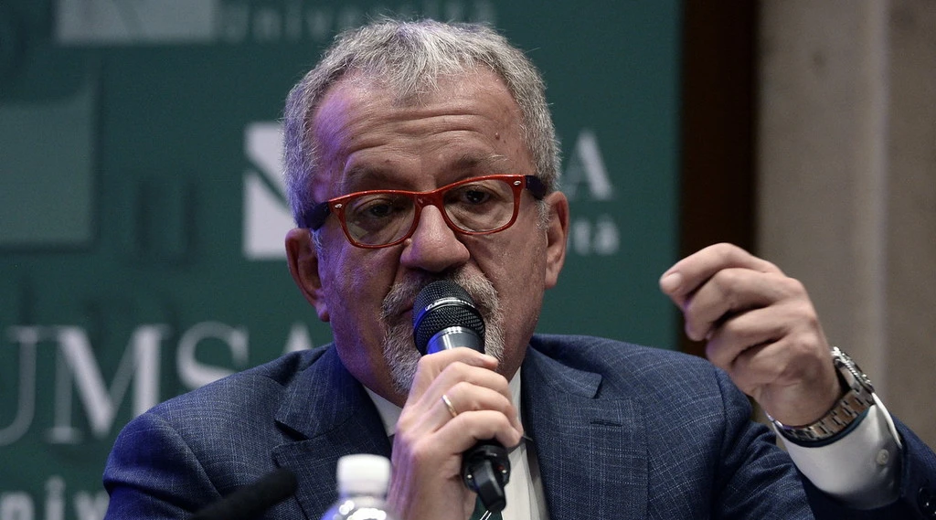Roberto Maroni, fonti leghiste: "È sveglio, ma la situazione è più complessa di un lieve malore"