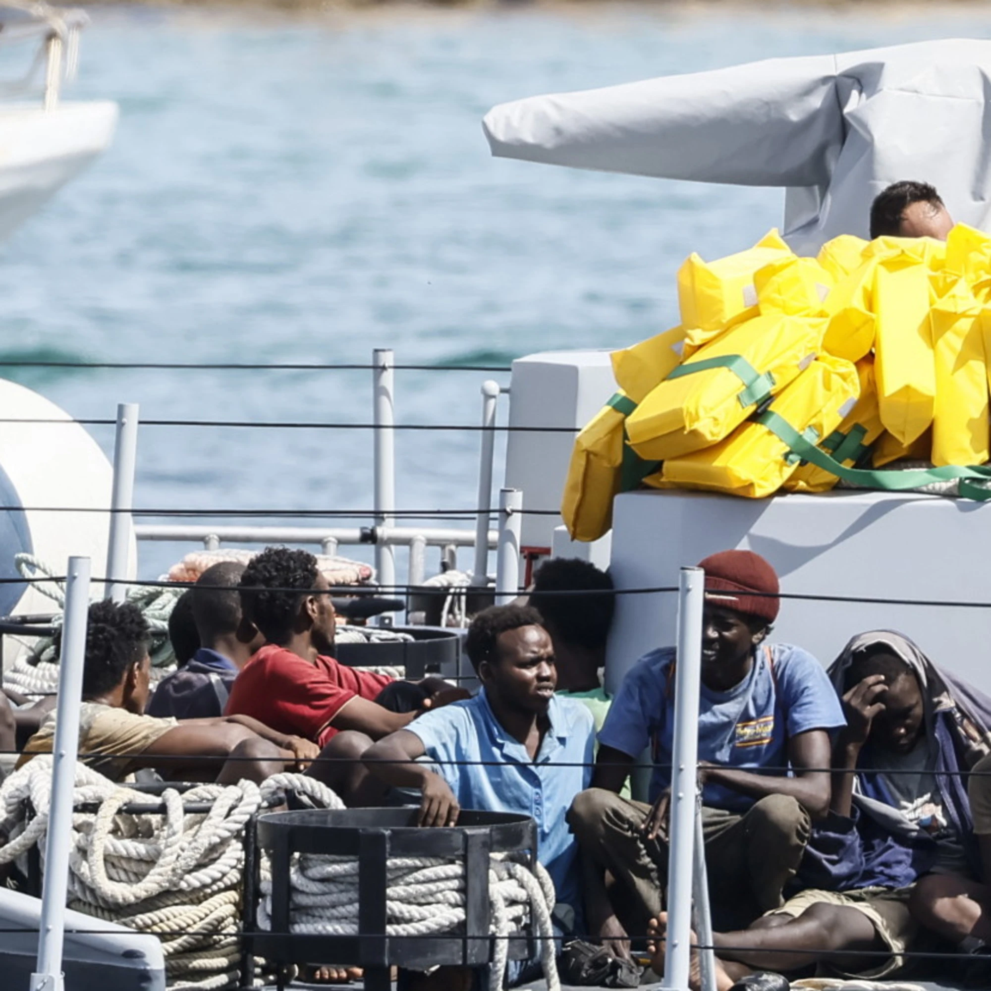 Migranti, la politica ha diritto di insistere nel rigore
