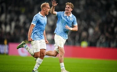 Serie A, la Lazio travolge la Juve 3-0: biancocelesti guidano la classifica con l'Inter