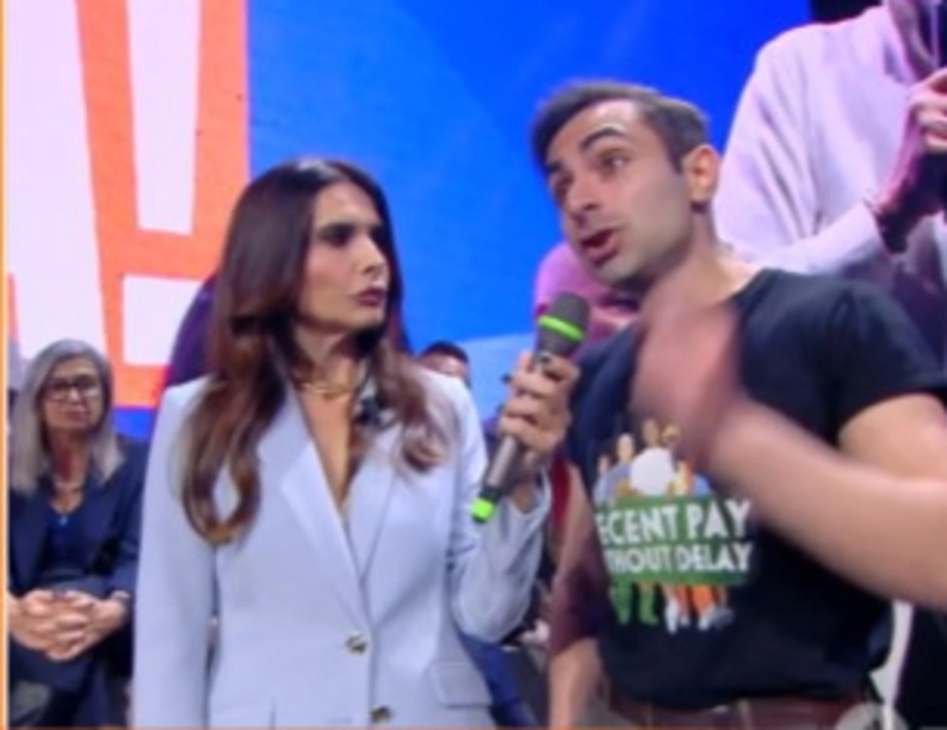 Dritto e rovescio, "colpa della destra!": l'attivista sommerso dalle risate