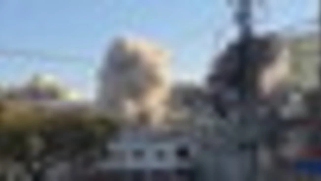 Libano, il crollo di un palazzo di Hezbollah colpito da Israele