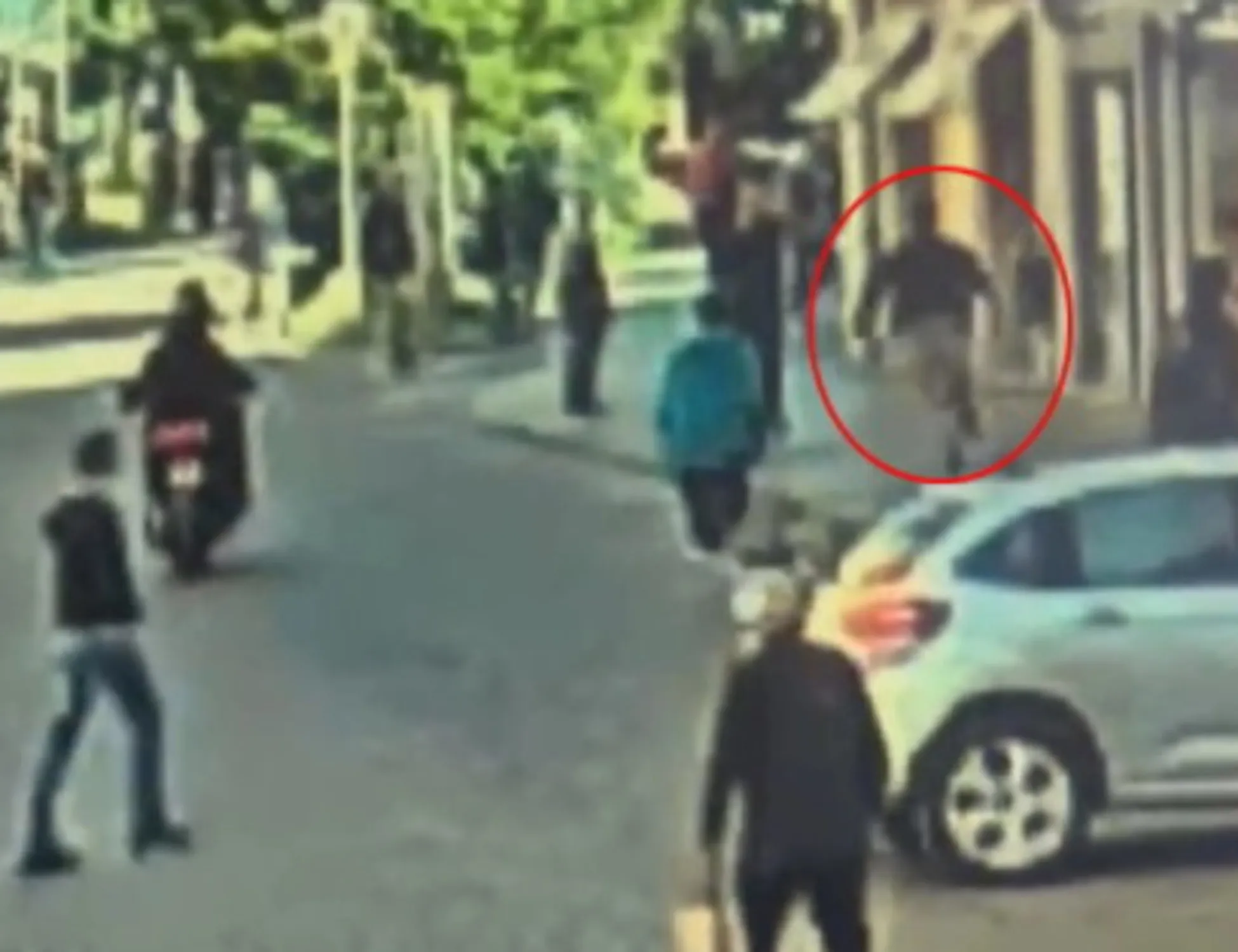 Leggi l'articolo: "L'Italia va distrutta". Attentatore di Modena, spuntano video-choc