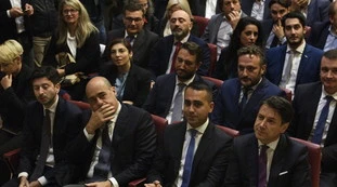 Giuseppe Conte convoca un vertice notturno per dirimere il nodo scuola: "Su ogni punto c'è un veto"