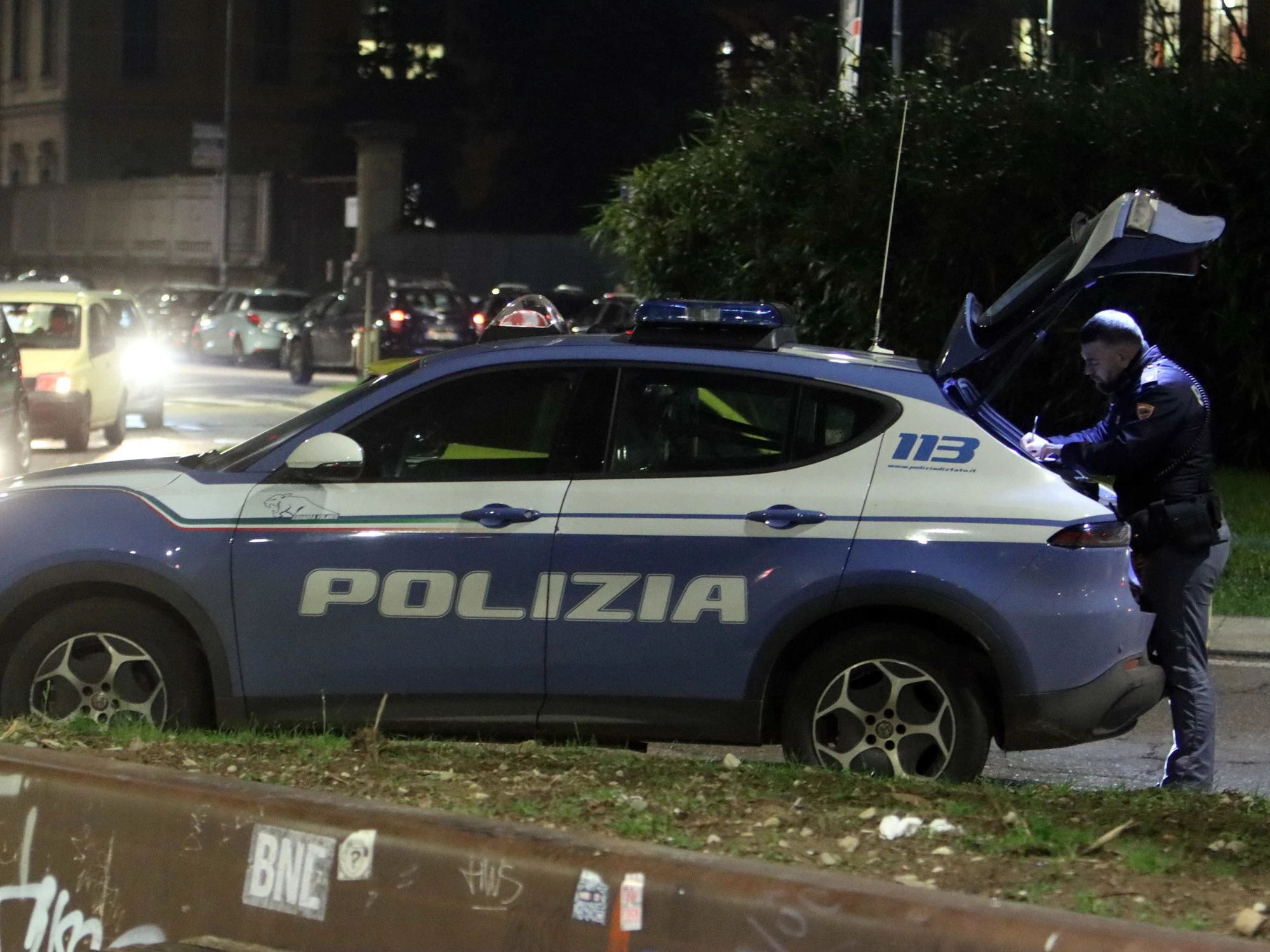Milano, si ferma all'alt della polizia: prende a testate gli agenti