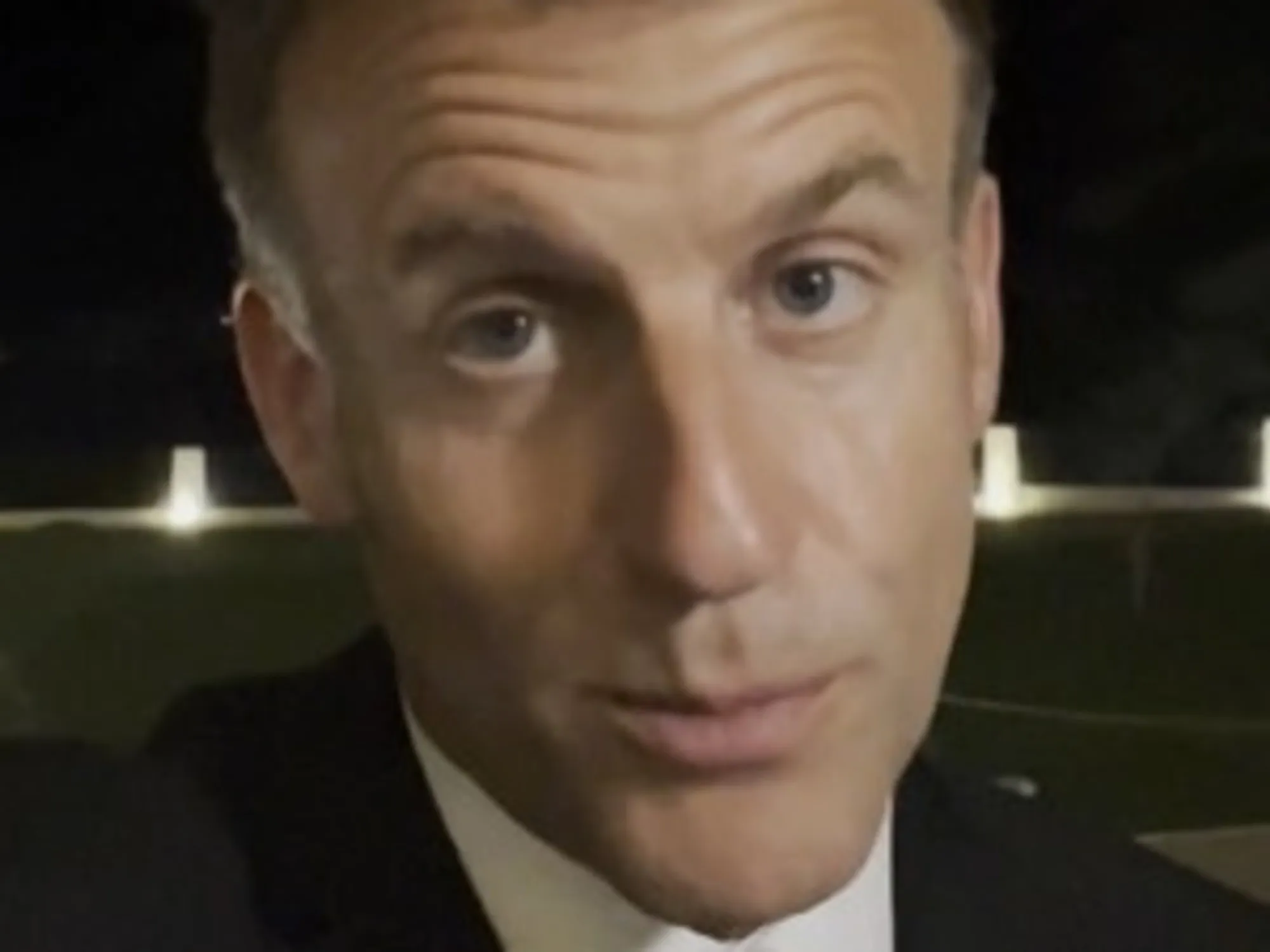 Macron, la pagliacciata: l'incredibile video a notte fonda, "Sarò lì!". Lo massacrano
