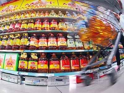 Crisi, crolla il potere d'acquisto: -2,4%. Ma le famiglie risparmiano di più