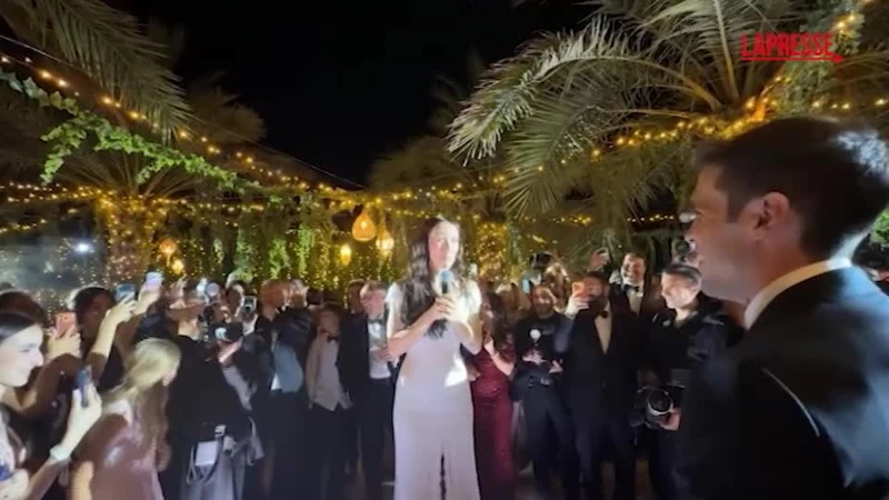 Aurora Ramazzotti, presenta live il suo primo Ep al matrimonio: Ã¨ un regalo per il marito Goffredo Cerza