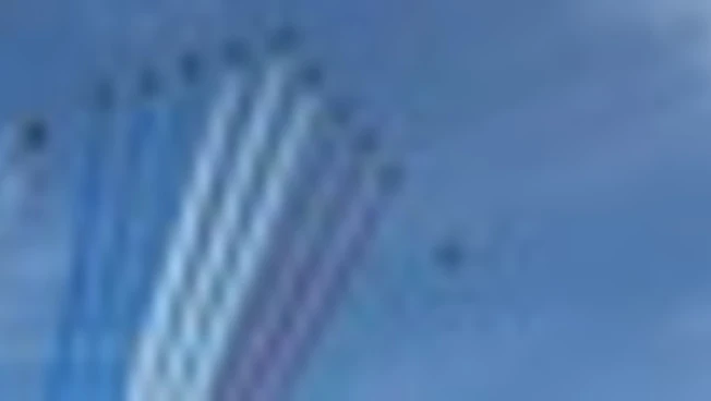 14 luglio, la "Patrouille de France" sorvola gli Champs Élysée