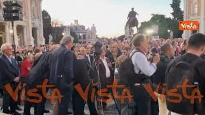 Abbraccio tra Schlein e Magi alla veglia per Emma Bonino in piazza del Campidoglio
