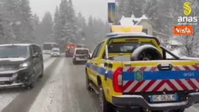 Forte nevicata sulla Statale 51 vicino Belluno, in corso operazioni Anas per pulire la strada