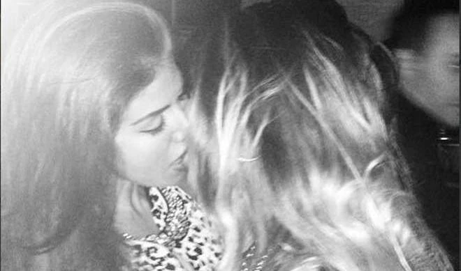 Sorcinelli e Guerra, bacio lesbo sul web