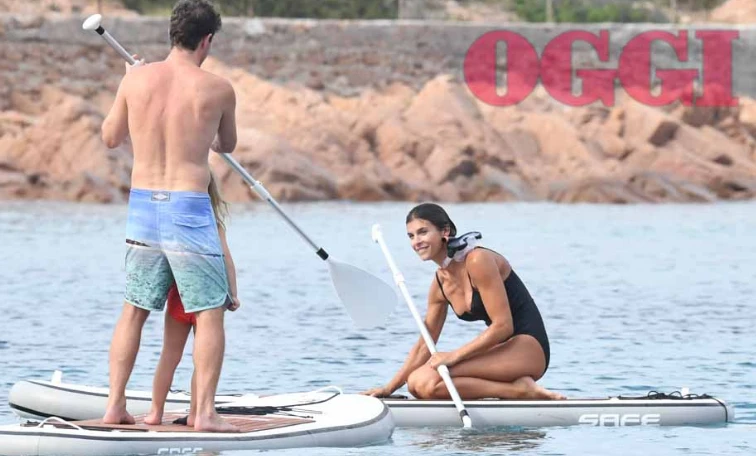 Elisabetta Canalis, incidente sexy al mare e dal costume spunta subito qualcosa: bikini poco contenitivo?