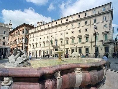 Tweet gaffe di palazzo Chigi, 'ecco trombati eccellenti'. Poi scompare