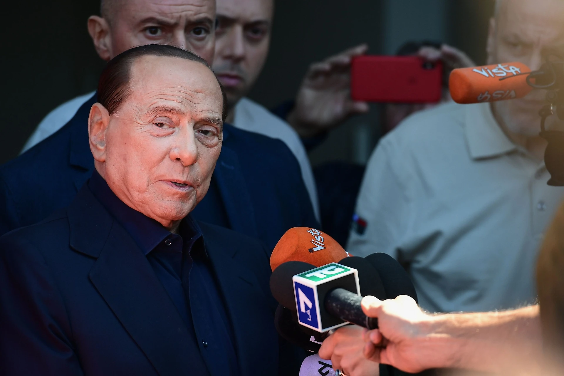 Silvio Berlusconi, la rivolta nella chat di Forza Italia svela il clima teso: 40 parlamentari se ne vanno